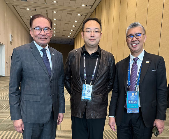 馬來西亞首相安華（左一）、APEC籌委會聯(lián)合主席徐鵬（中）、馬來西亞商務(wù)部長TENGKU ZAFRUL TENGKU ABDUL AZIZ（右一）