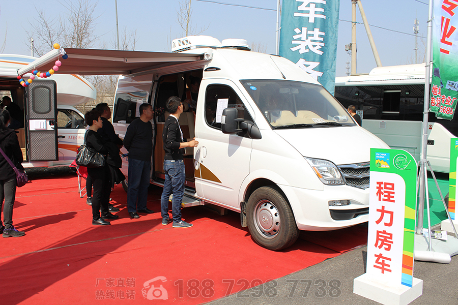 程力大通V80長(zhǎng)軸高頂自動(dòng)擋房車(chē)外觀(guān)1-展會(huì)現(xiàn)場(chǎng) 程力大通V80長(zhǎng)軸高頂自動(dòng)擋房車(chē)外觀(guān)1-展會(huì)現(xiàn)場(chǎng)