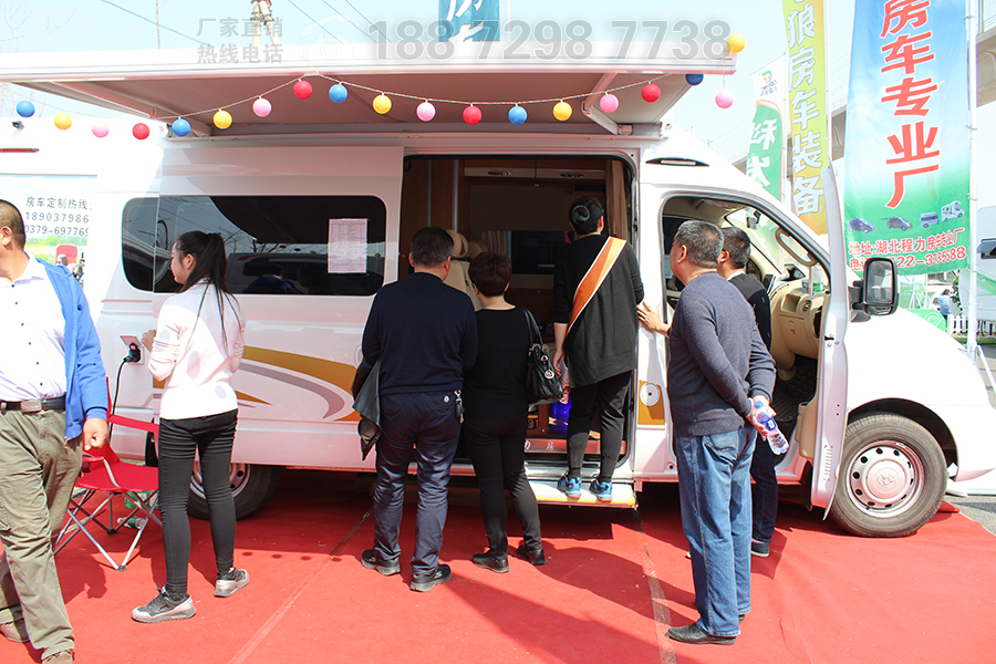 程力大通V80長(zhǎng)軸高頂自動(dòng)擋房車(chē)外觀(guān)2-展會(huì)現(xiàn)場(chǎng) 程力大通V80長(zhǎng)軸高頂自動(dòng)擋房車(chē)外觀(guān)2-展會(huì)現(xiàn)場(chǎng)