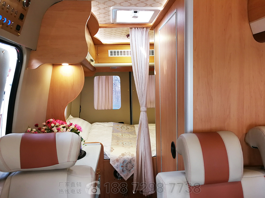 程力大通V80長(zhǎng)軸高頂自動(dòng)擋房車(chē)內(nèi)飾3 程力大通V80長(zhǎng)軸高頂自動(dòng)擋房車(chē)內(nèi)飾3