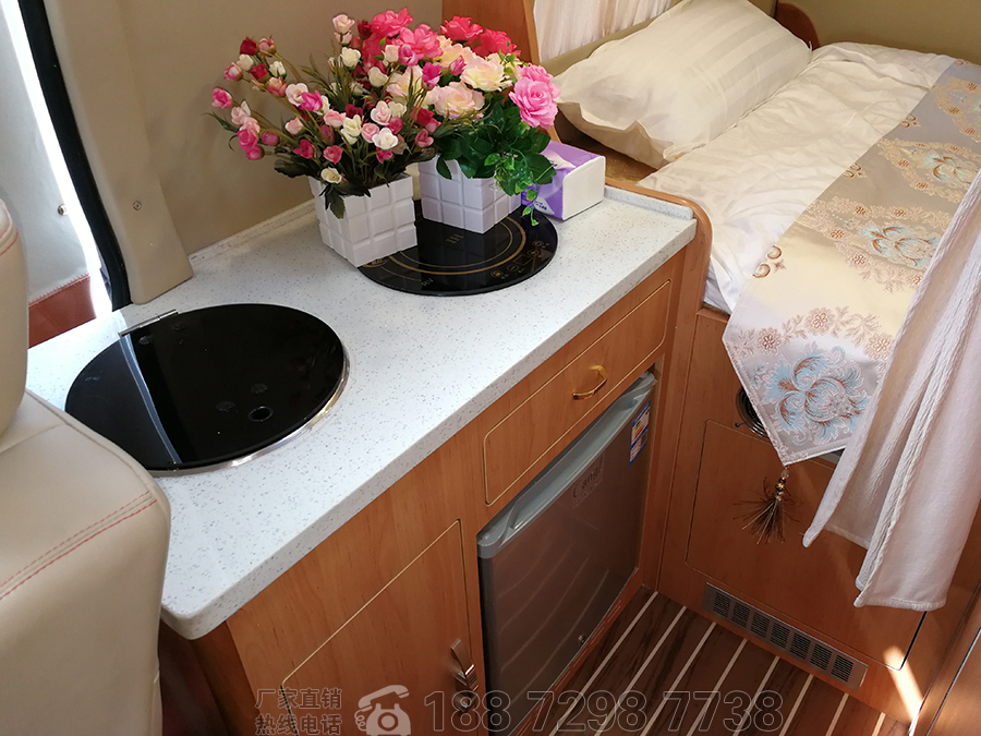 程力大通V80長(zhǎng)軸高頂自動(dòng)擋房車(chē)內(nèi)飾4 程力大通V80長(zhǎng)軸高頂自動(dòng)擋房車(chē)內(nèi)飾4