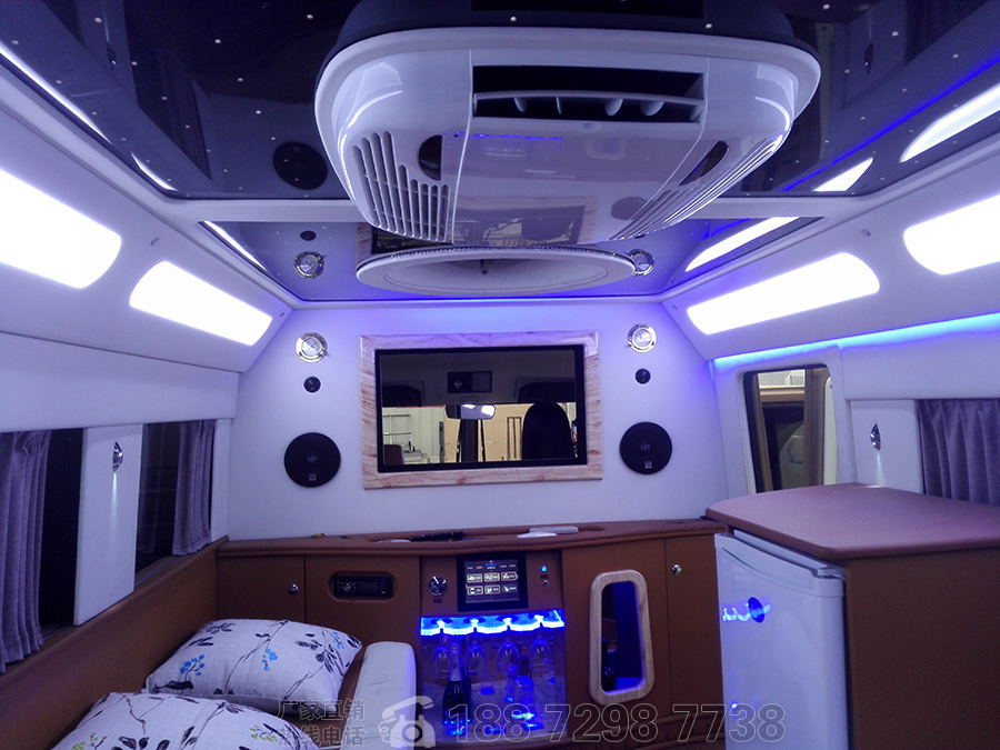 依維柯2046四驅(qū)越野旅居車12