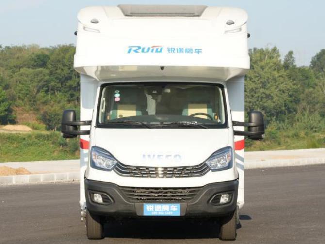 依維柯歐勝大額頭C型中上門(mén)房車(chē)