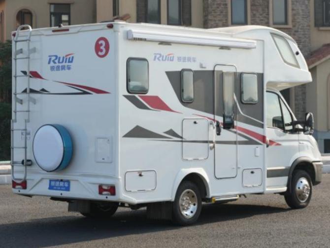 依維柯歐勝大額頭C型中上門(mén)房車(chē)