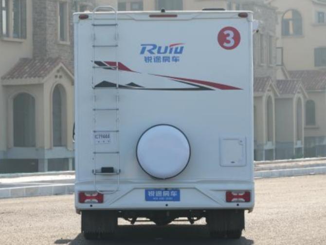 依維柯歐勝大額頭C型中上門(mén)房車(chē)