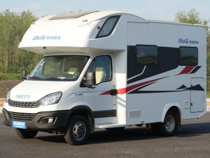 依維柯歐勝大額頭C型中上門(mén)房車(chē)