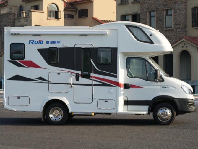 依維柯歐勝大額頭C型中上門(mén)房車(chē)