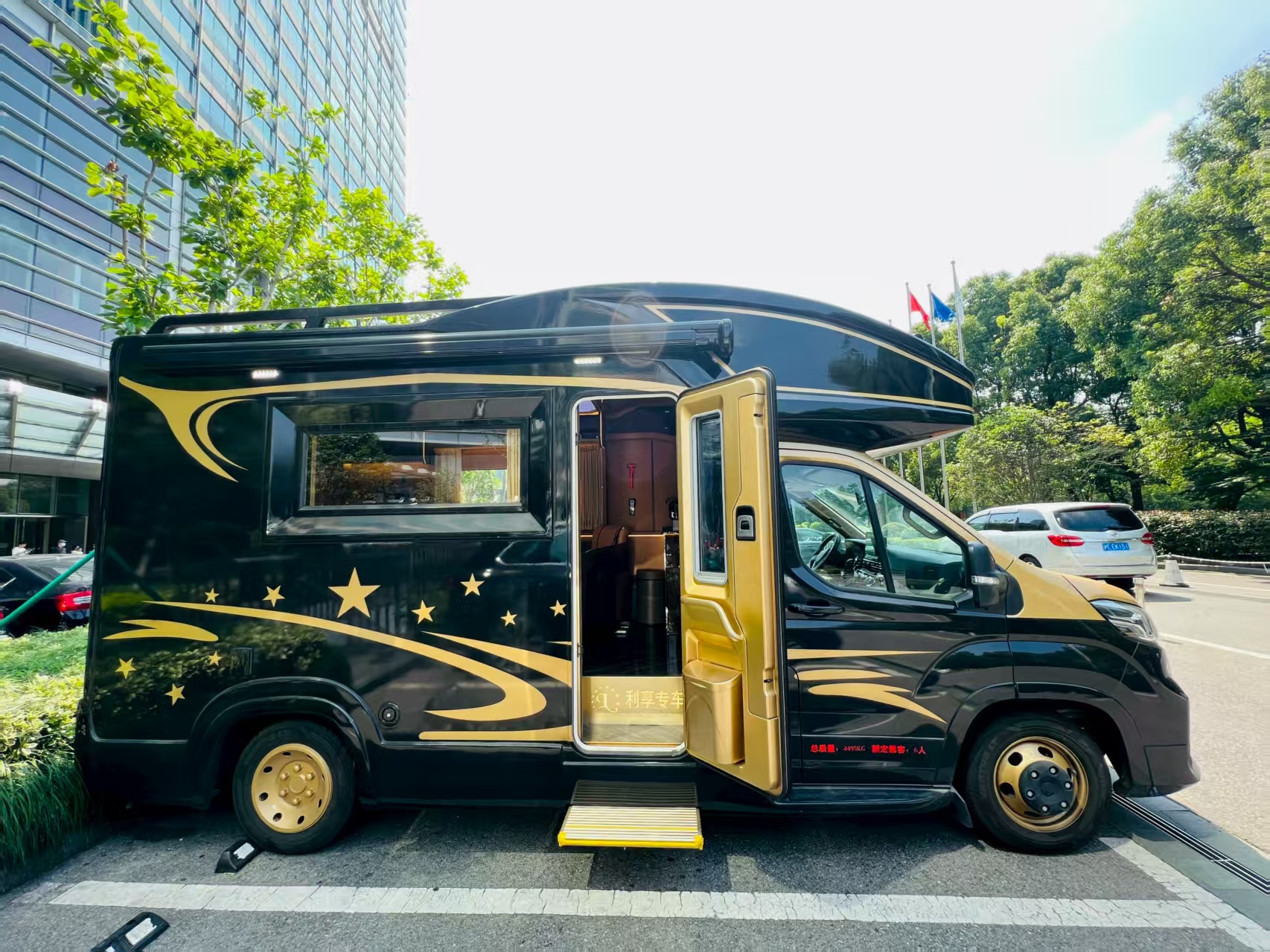 程力牌CL5041XLJ6YS多功能高端商務旅居車